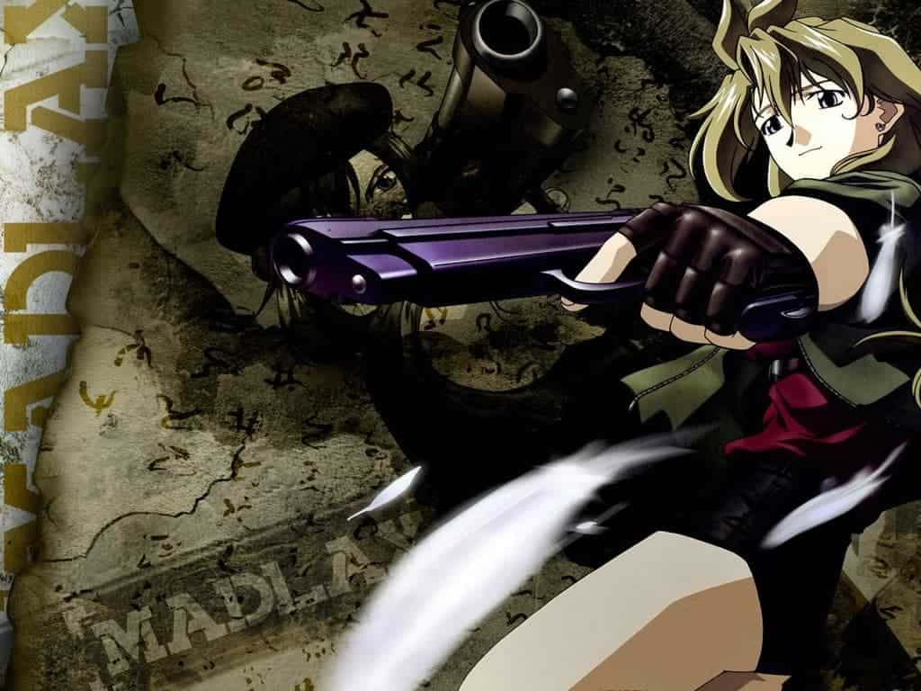 Un personnage féminin animé de l'anime Madlax, aux cheveux blonds et aux vêtements verts de style militaire, visant un grand pistolet futuriste avec une concentration intense, sur un fond de style grunge avec des éléments de texte.