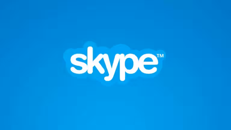 L'image représente le logo Skype : le mot « skype » en lettres minuscules blanches, avec un contour évoquant un nuage, sur un fond bleu vif dégradé. Ce logo emblématique de la téléphonie sur IP comporte un petit symbole de marque déposée (™) dans le coin supérieur droit.