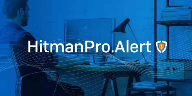 Une personne est assise à un bureau et travaille sur un ordinateur dans un espace de bureau élégant et moderne. L'image présente une superposition bleue avec le texte « HitmanPro.Alert », soulignant ses capacités anti spyware, et est ornée de lignes ondulées pour une touche dynamique. Des étagères remplies de livres et de décoration complètent la scène.