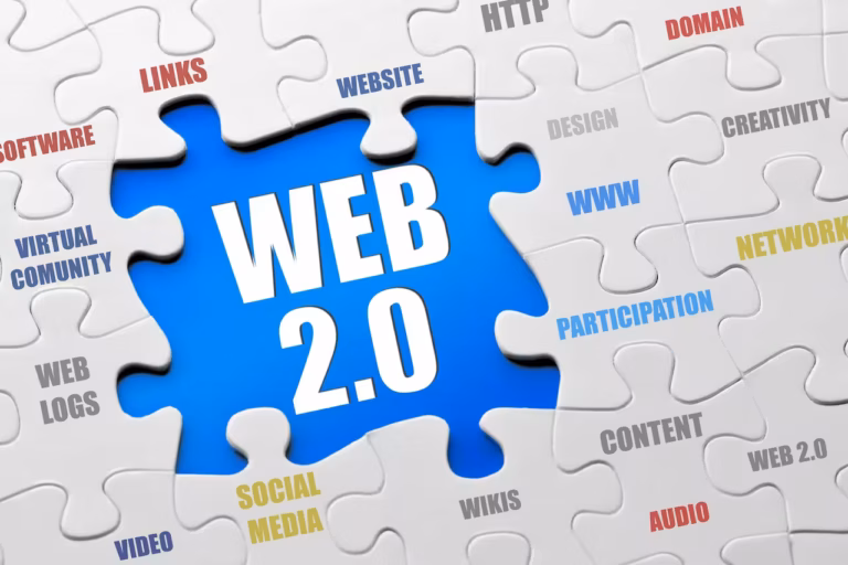 Un grand puzzle a pour thème le « WEB 2.0 » ; il est entouré de pièces blanches aux couleurs vives sur lesquelles figurent des mots tels que « LINKS », « SOCIAL MEDIA », « SOFTWARE » et « DESIGN » — une illustration des nombreux éléments qui définissent l'ère du Web 2.0.