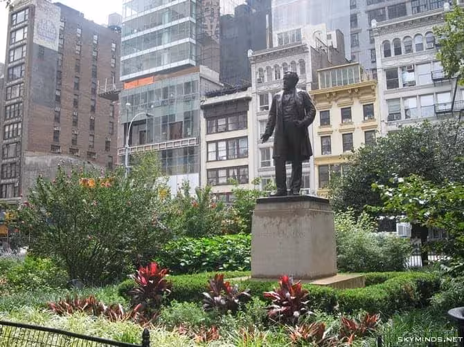 New York City : 5th Avenue, Rockefeller Center, St Patrick's Cathedral, Flatiron Building, Madison Square Park, Shake Shack's, Little Italy, Soho, Greenwich Village, Time Square photo 23