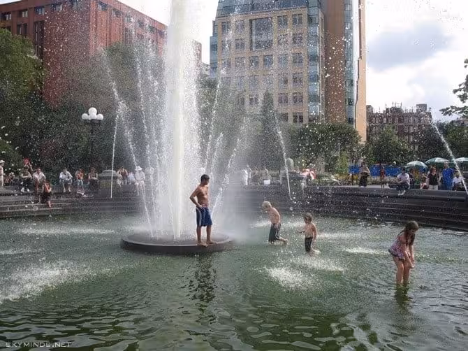 New York City : 5th Avenue, Rockefeller Center, St Patrick's Cathedral, Flatiron Building, Madison Square Park, Shake Shack's, Little Italy, Soho, Greenwich Village, Time Square photo 7