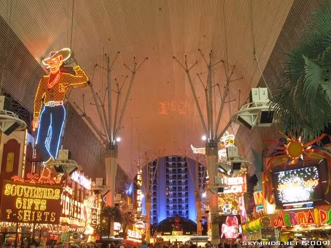 Las Vegas : the Fremont Street Experience - Summer of 69 photo 5