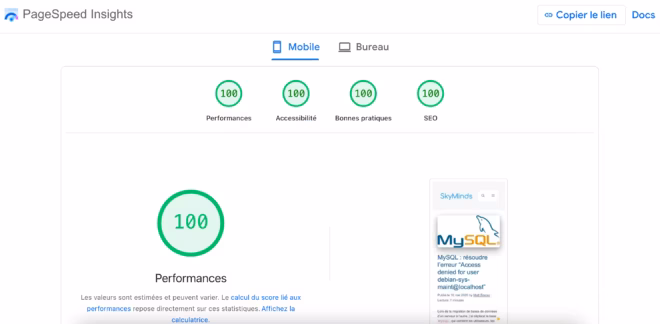 Capture d'écran des résultats de Google PageSpeed Insights pour un site mobile, mettant en évidence un score parfait de performance web : 100 en performance, accessibilité, meilleures pratiques et référencement. Une annonce MySQL apparaît à droite, avec des options de menu et du texte en français en haut.