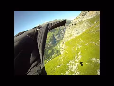 Jeb Corliss fait du base-jumping en wingsuit photo