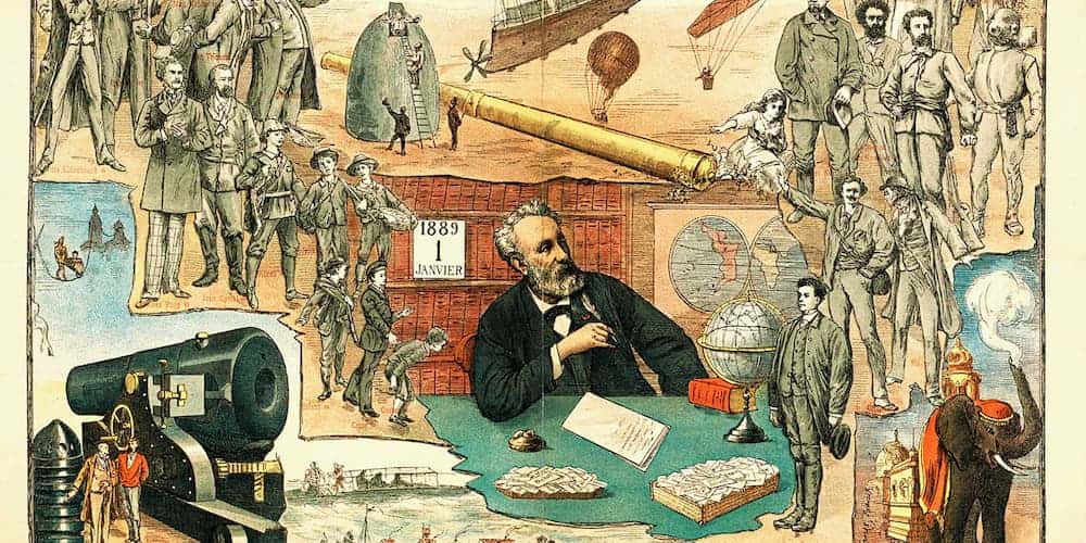 Jules Verne assis à un bureau avec un globe et des livres de Jules Verne répartis dessus.