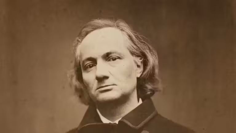 Une photographie ancienne de Charles Baudelaire, avec les cheveux longs.