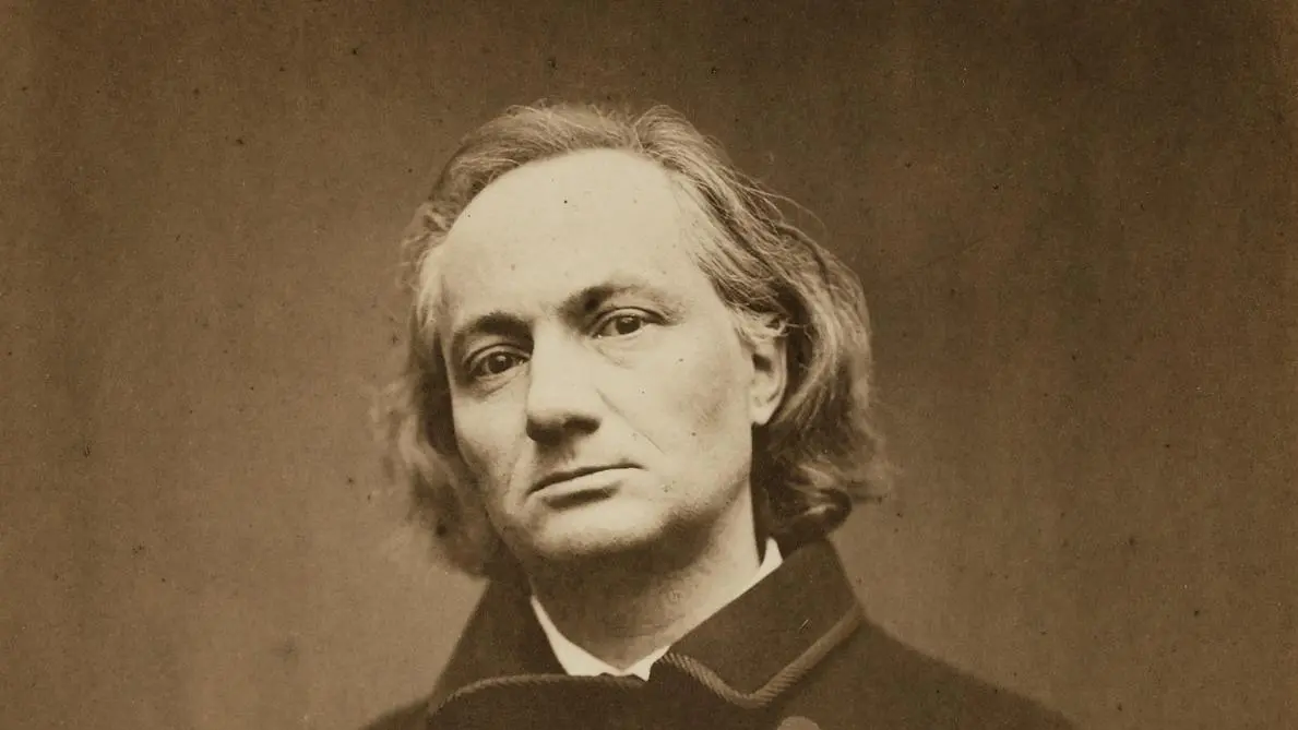 Une photographie ancienne de Charles Baudelaire, avec les cheveux longs.