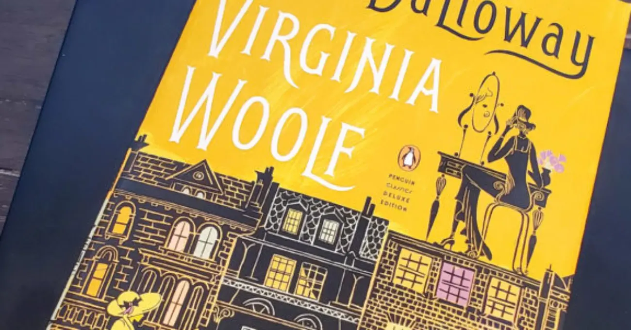 Le livre Mme Dalloway de Virginia Woolf est sur une table.
