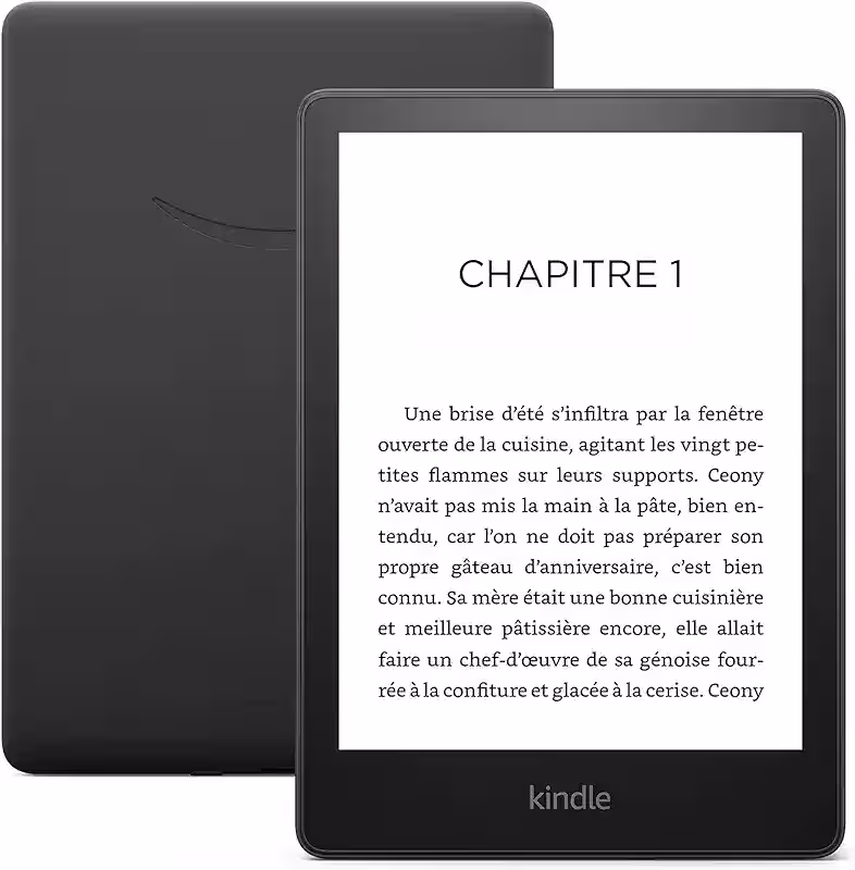 On voit ici une liseuse Kindle noire : l'un des appareils affiche le texte en français « Chapitre 1 » ainsi qu'un paragraphe en police à empattement — idéale pour lire un livre numérique. Une autre Kindle présente son dos noir et vierge. Les deux appareils sont placés à la verticale et se chevauchent légèrement.