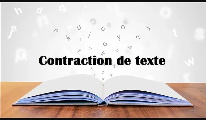 Un livre ouvert repose sur une surface en bois, avec des lettres flottantes dispersées en arrière plan. Le texte « Contraction de texte » est affiché bien en évidence en noir au centre de l'image. Sur un fond flou de teintes blanches et grises, il ressemble à une fiche méthode utile pour les étudiants du bac.