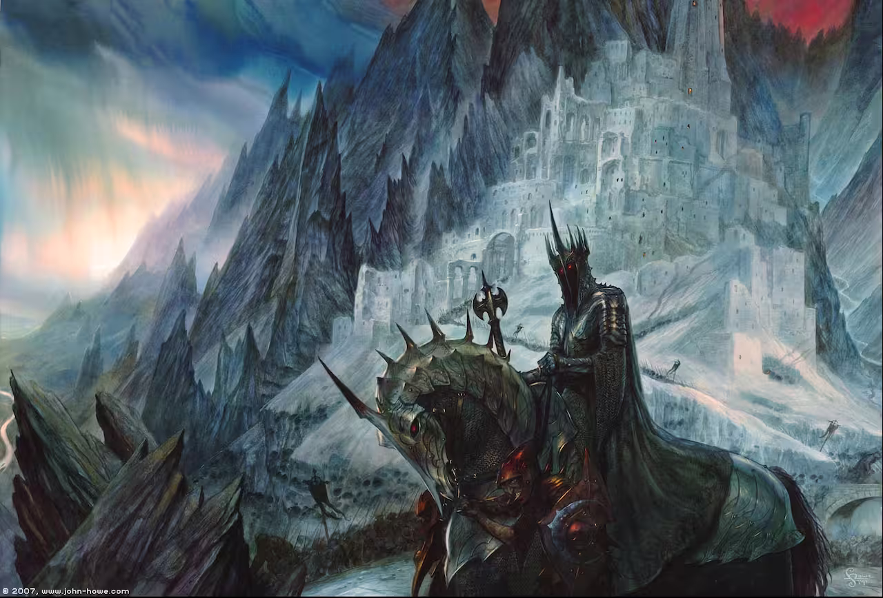 Un sombre personnage en armure portant une couronne à pointes est assis sur un animal armé et cornu dans un paysage montagneux et enneigé rappelant l'imaginaire médiéval de John Howe inspiré de Tolkien, avec une vaste forteresse de pierre se profilant sous le ciel orageux.