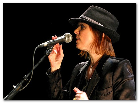 concert_20081019_suzanne_vega_scene_chapeau