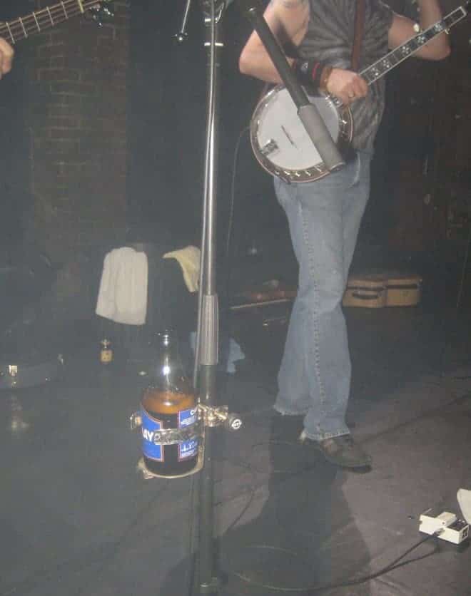 Un homme jouant du banjo sur scène lors d'un concert de Hayseed Dixie à la Maroquinerie.