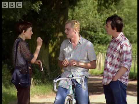 Trois personnes parlant anglais tout en parlant à vélo sur un chemin de terre.