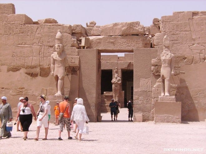 Louxor : temple de Karnac, musée du papyrus, bords du Nil, mine d'albâtre, Vallée des Rois et temple de Medinet Habu photo 22