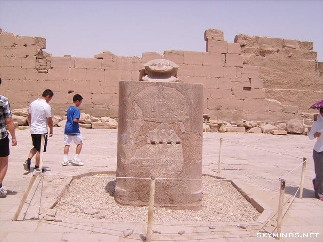 Louxor : temple de Karnac, musée du papyrus, bords du Nil, mine d'albâtre, Vallée des Rois et temple de Medinet Habu photo 17