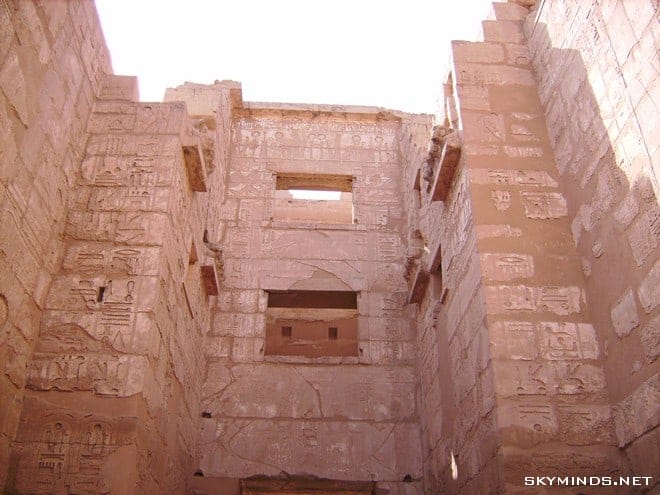 Louxor : temple de Karnac, musée du papyrus, bords du Nil, mine d'albâtre, Vallée des Rois et temple de Medinet Habu photo 7