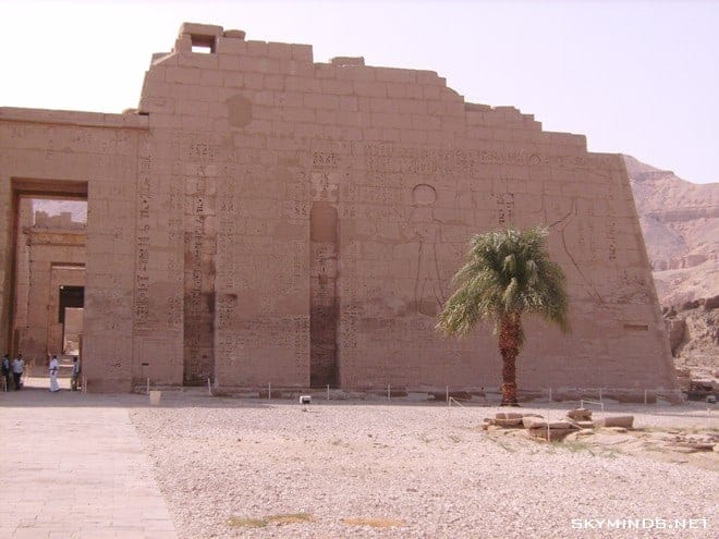 Louxor : temple de Karnac, musée du papyrus, bords du Nil, mine d'albâtre, Vallée des Rois et temple de Medinet Habu photo 5