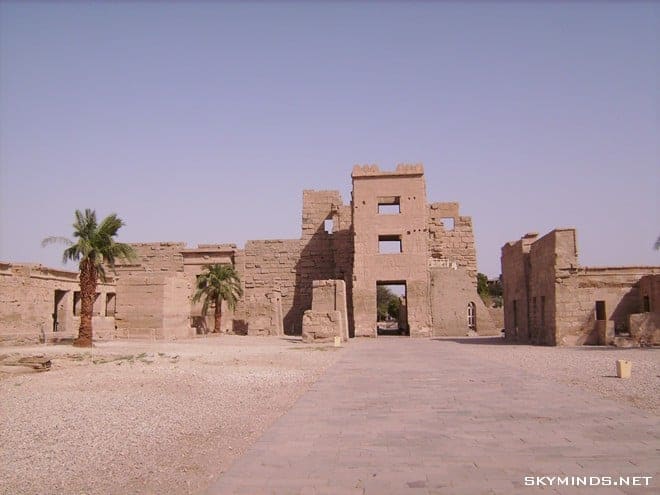 Louxor : temple de Karnac, musée du papyrus, bords du Nil, mine d'albâtre, Vallée des Rois et temple de Medinet Habu photo 3