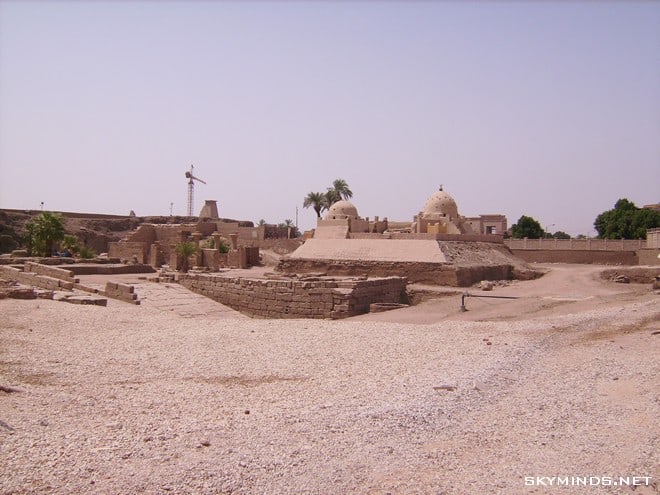 Louxor : temple de Karnac, musée du papyrus, bords du Nil, mine d'albâtre, Vallée des Rois et temple de Medinet Habu photo 28