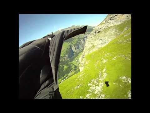 Jeb Corliss fait du base-jumping en wingsuit photo