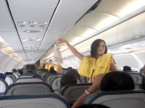 Karen, hôtesse de l'air, danse sur Cebu Pacific Airlines photo