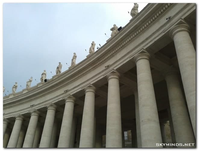 Saint Pierre : statues et colonnes