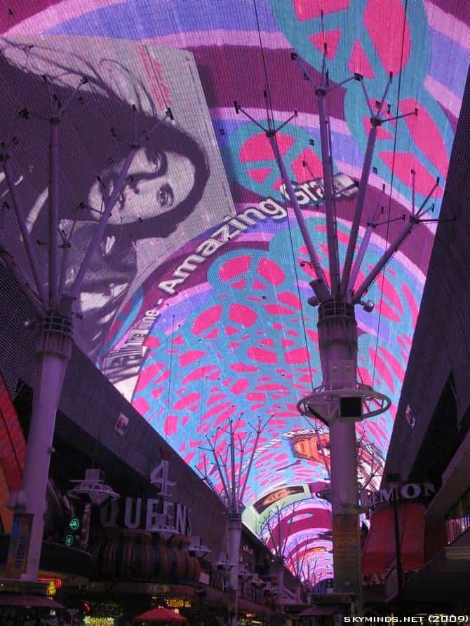 Las Vegas : the Fremont Street Experience - Summer of 69 photo 2