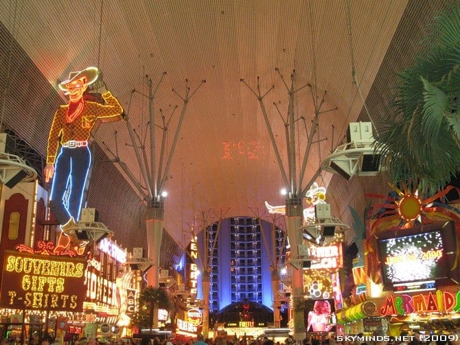Las Vegas : the Fremont Street Experience - Summer of 69 photo 5