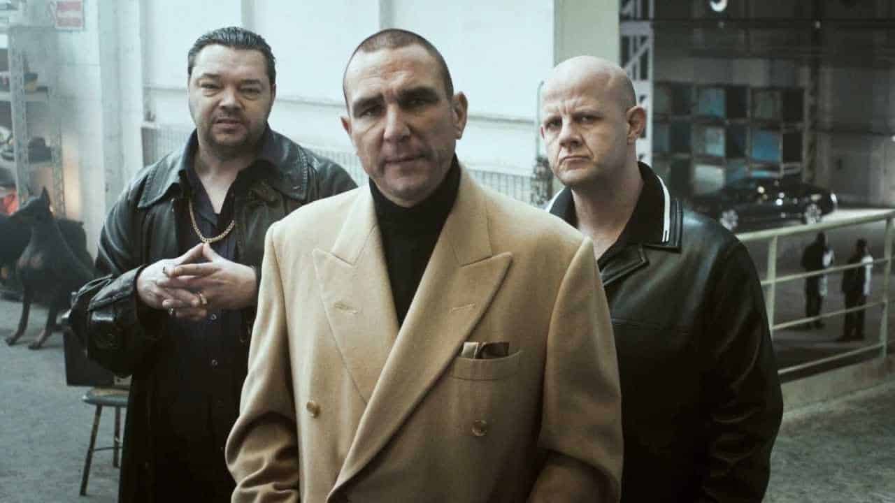 Vinnie Jones : hard and fast hands-only CPR photo